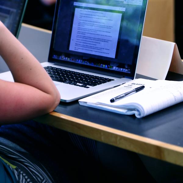 Studerende skriver opgave på sin bærbare computer