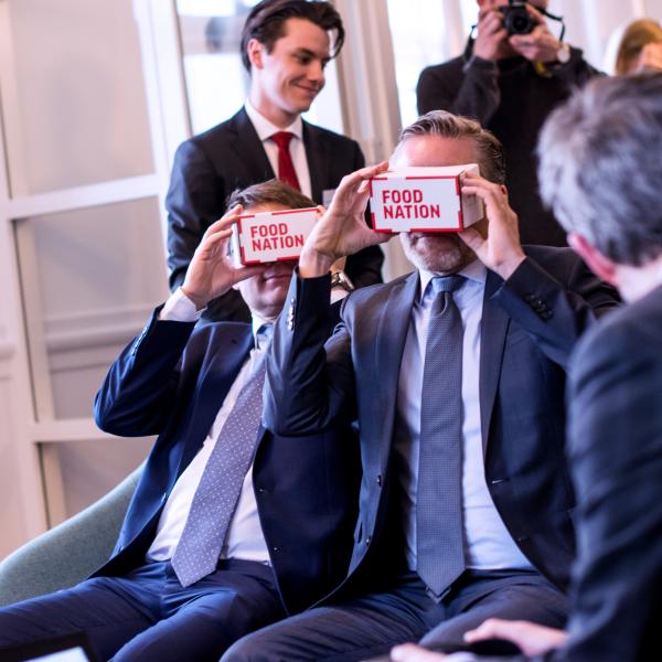 Anders Samuelsen og Brian Mikkelsen med VR-briller hos Food Nation